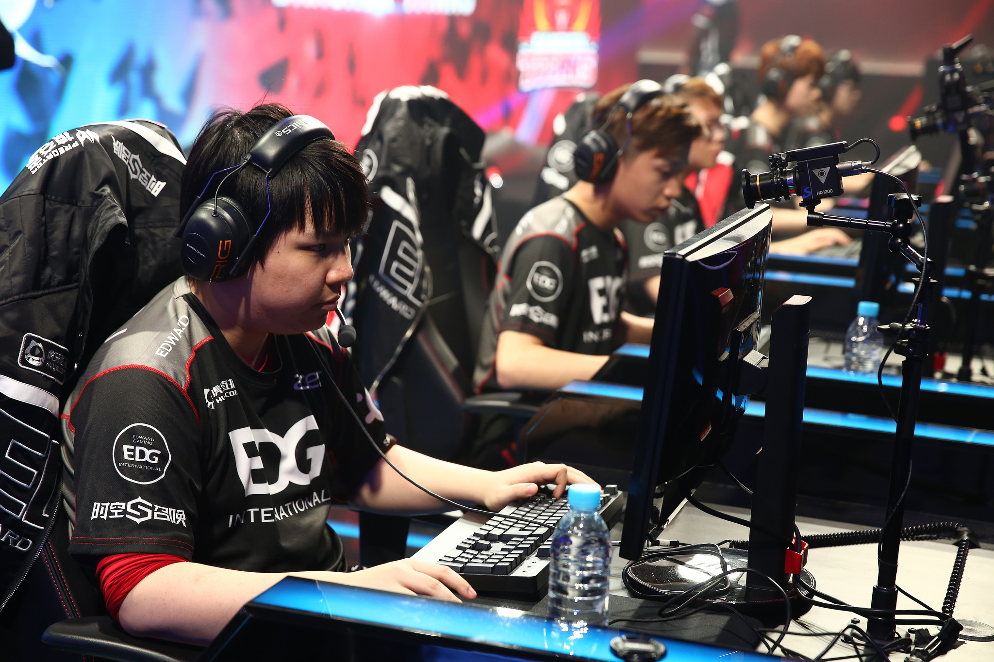 中国电竞队伍国际赛场战术体系解析：EDG团队配合与FPX灵活转点背后的电竞竞技精神